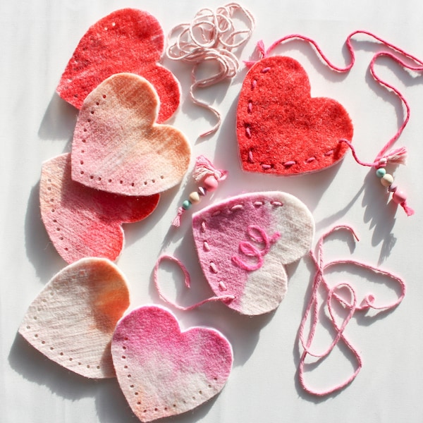 DIY Felt Heart Valentine Treat Pouch/Sac à main, Projet facile et amusant personnalisé pour les petits enfants, Kit de mini-sac en laine naturelle, Artisanat pour enfants à offrir