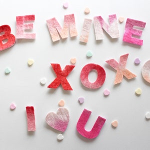 100% fieltro de lana San Valentín XOXO, te amo, letras de fieltro Be Mine, letras de 4" precortadas rosa y rojo degradado, fieltro artesanal de lana natural del día del amor