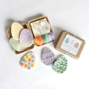 Puede incluir: Kit de manualidades de huevos de Pascua de fieltro DIY con cuatro huevos de fieltro, hilo para bordar, agujas y una pequeña tarjeta de instrucciones. El kit está empaquetado en una caja de cartón marrón.