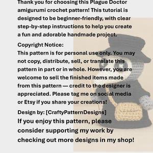 Peut inclure: Page d'un patron de crochet avec du texte, dont "Plague Doctor amigurumi crochet pattern" et "CraftyPatternDesigns". Le patron est con&ccedil;u pour les d&eacute;butants. Une figurine de m&eacute;decin de la peste crochet&eacute;e est visible.