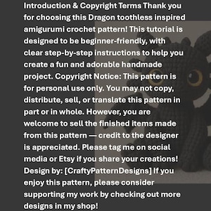Puede incluir: Texto sobre fondo gris: "Introduction & Copyright Terms...Dragon toothless inspired amigurumi crochet pattern!" Se ve un drag&oacute;n negro de ganchillo. El patr&oacute;n est&aacute; dise&ntilde;ado para principiantes.
