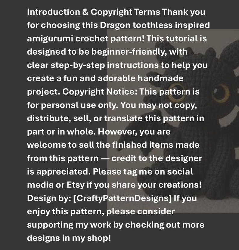 Puede incluir: Texto sobre fondo gris: "Introduction & Copyright Terms...Dragon toothless inspired amigurumi crochet pattern!" Se ve un drag&oacute;n negro de ganchillo. El patr&oacute;n est&aacute; dise&ntilde;ado para principiantes.