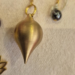 Pendel van messing met vergulde zilveren ketting en hematiet, wichelroedelopen, waarzeggerij, genezing, verbinding met de bron, ja, nee pendel