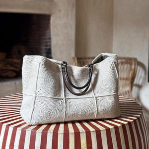 Patrón de bolso de crochet cuadrado de abuela contemporáneo