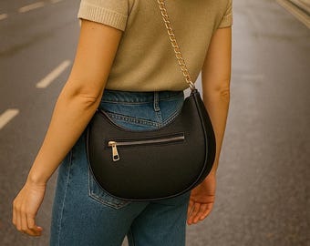 Borsa a tracolla a mezzaluna in pelle fatta a mano: tracolla con catena nera e oro