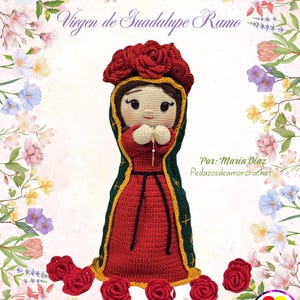 Puede incluir: Una muñeca de ganchillo hecha a mano de la Virgen de Guadalupe, vestida con un vestido rojo y una capa verde y dorada. La muñeca tiene una corona de rosas rojas y está rodeada de rosas de ganchillo rojas. La imagen incluye el texto "Virgen de Guadalupe Ramo".