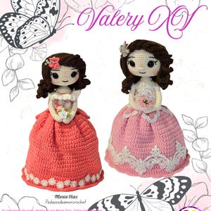 Pode incluir: Duas bonecas de crochê feitas à mão, cada uma com cabelo castanho e um vestido. Uma boneca está com um vestido coral, a outra com um vestido rosa. As bonecas são decoradas com detalhes florais. O texto "Valery XV" é visível.