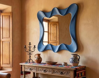Espejo asimétrico azul distante, marco azul pálido difuso, diseño nórdico sereno, decoración de pared discreta