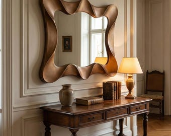 Espejo de pared ondulado de bronce con marco de garabatos de estilo vintage, decoración de sala de estar con estética antigua.
