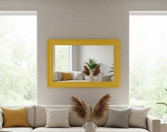 Espejo de pared rectangular moderno amarillo con marco de madera y diseño minimalista, ideal como detalle decorativo para sala de estar o entrada.