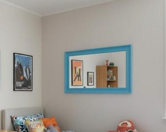 Espejo de pared rectangular ondulado azul cielo con marco de madera hecho a mano, diseño minimalista moderno para dormitorio, entrada o sala de estar.