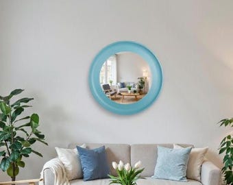 Espejo circular azul cielo con marco de madera hecho a mano. Decoración de pared de inspiración costera para sala de estar, entrada o interiores minimalistas modernos.
