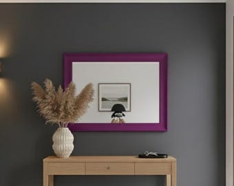 Espejo de pared decorativo rectangular morado con marco minimalista de madera, una pieza llamativa para interiores modernos.