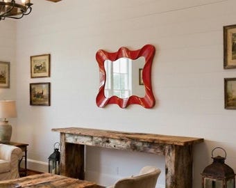 Espejo de pared rectangular Pebble: marco de madera hecho a mano con un acabado rojo intenso, un toque orgánico moderno para la sala de estar o la entrada.