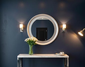 Espejo de pared ovalado plateado con marco de madera hecho a mano, un toque moderno y glamoroso para la entrada, la sala de estar, el dormitorio o cualquier interior contemporáneo.