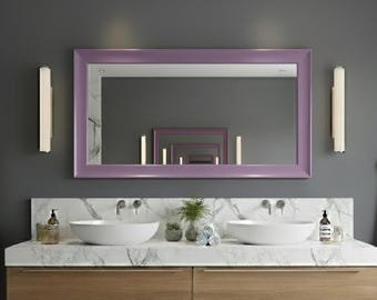 Espejo de pared moderno con marco rectangular de madera color lila: un detalle decorativo hecho a mano para sala de estar, comedor o pasillo.