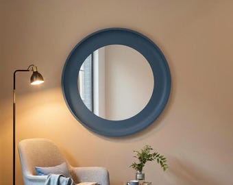 Espejo redondo hecho a mano con un llamativo marco azul distante. Decoración minimalista para dormitorio, baño o interiores de inspiración escandinava.