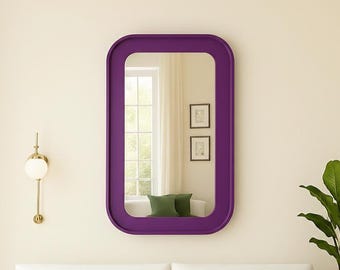 Espejo morado de inspiración Art Déco: elegante marco rectangular para decorar la sala de estar, la entrada o el dormitorio.