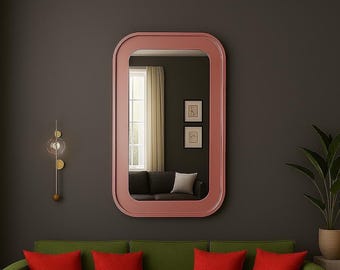 Espejo de pared antiguo de forma libre en color rosa: marco fino de madera hecho a mano, un toque decorativo moderno para dormitorio o sala de estar.