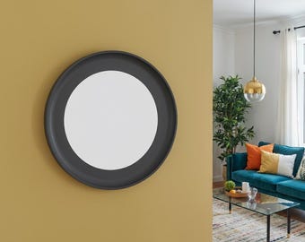 Espejo de pared circular antracita con marco de madera artesanal, un toque industrial moderno para sala de estar, entrada o interiores contemporáneos.