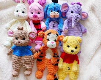 Patrón de ganchillo 7 en 1 de los amigos de Winnie the Pooh: Piglet, Conejo, Canguro, Burro, Tigger y Elefante. Manta amigurumi para abrazar. PDF en inglés.