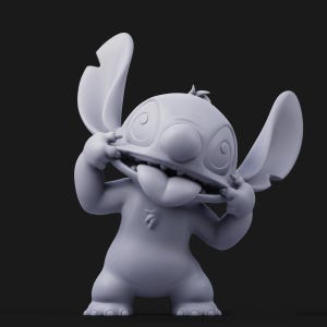 Puede incluir: Un modelo 3D gris de Stitch, un personaje de dibujos animados de la pel&iacute;cula de Disney Lilo & Stitch. Stitch est&aacute; haciendo una cara divertida con la lengua fuera y los dedos en las orejas.