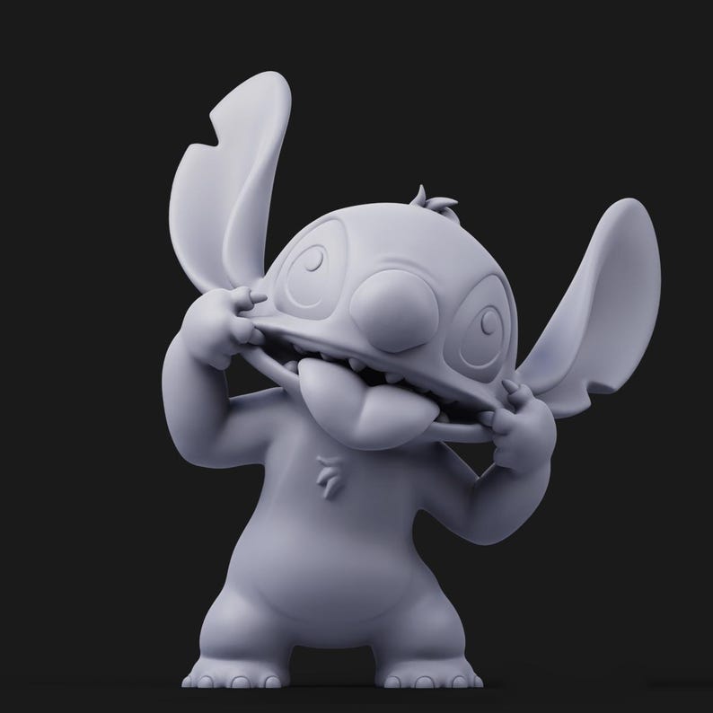 Puede incluir: Un modelo 3D gris de Stitch, un personaje de dibujos animados de la pel&iacute;cula de Disney Lilo & Stitch. Stitch est&aacute; haciendo una cara divertida con la lengua fuera y los dedos en las orejas.