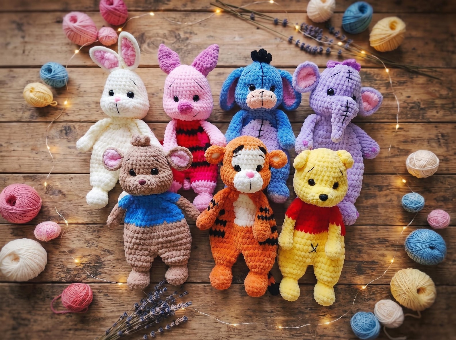 Kollektion handgehäkelter Kuscheltiere