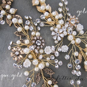 Pu&ograve; includere: Due pettini per capelli dorati con decorazioni di perle e cristalli. I pettini sono decorati con delicati disegni floreali e foglie. Il testo "gold" e "antique gold" &egrave; visibile nell'immagine.