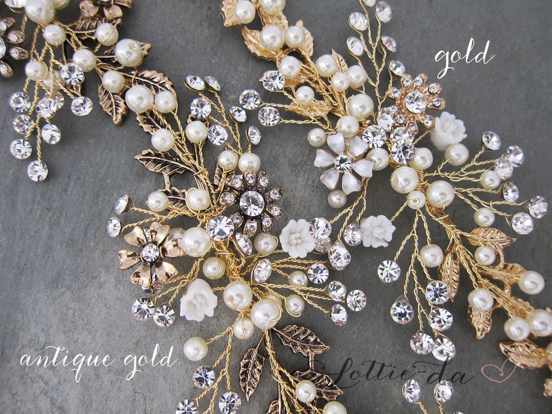 Pu&ograve; includere: Due pettini per capelli dorati con decorazioni di perle e cristalli. I pettini sono decorati con delicati disegni floreali e foglie. Il testo "gold" e "antique gold" &egrave; visibile nell'immagine.