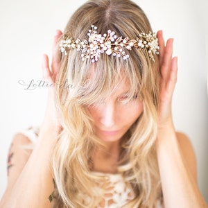 Pu&ograve; includere: Un fermaglio per capelli da sposa dorato con dettagli in perle e cristalli. Il fermaglio &egrave; progettato con un motivo floreale ed &egrave; indossato da una donna con lunghi capelli biondi.