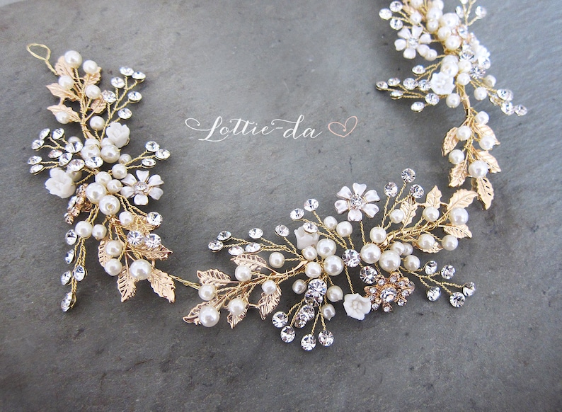 Pu&ograve; includere: Fermaglio per capelli da sposa dorato con fiori bianchi, perle e strass. Il fermaglio &egrave; progettato in un motivo a forma di vite con foglie e rami delicati.