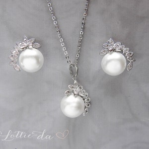 Bridal wedding Pearl necklace set for classic bride, large white pearl