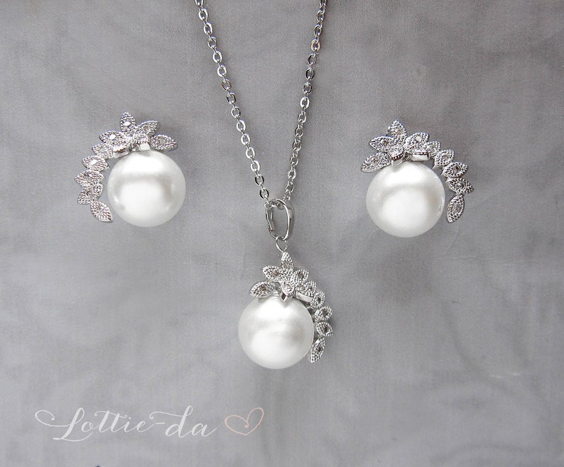 Bridal wedding Pearl necklace set for classic bride, large white pearl