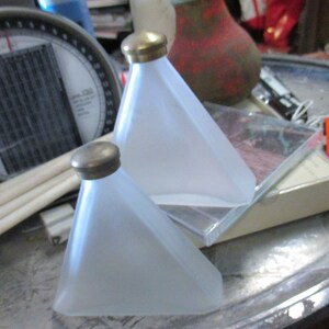 Vintage Frosted Glass Pyramid Perfume Bottles - POM CANNELLE Paris - Collectible Vanity Decor afbeelding 4