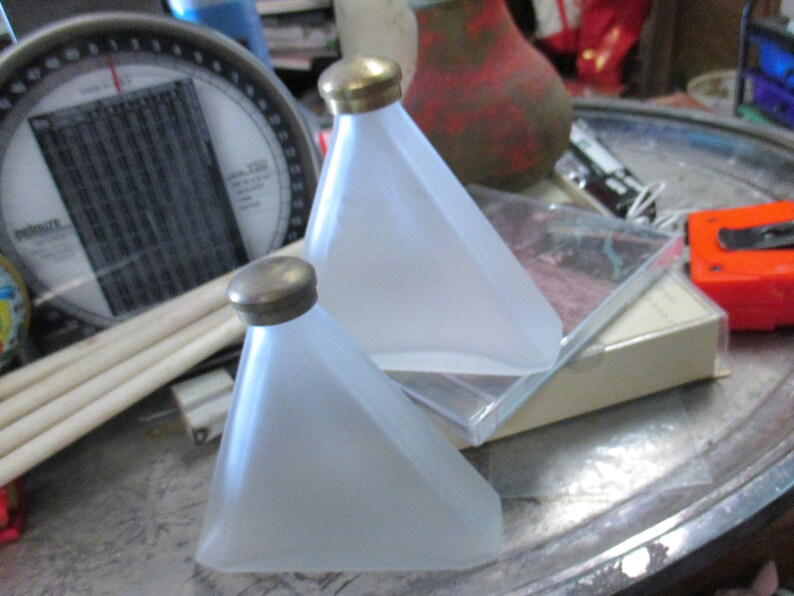 Vintage Frosted Glass Pyramid Perfume Bottles - POM CANNELLE Paris - Collectible Vanity Decor afbeelding 4