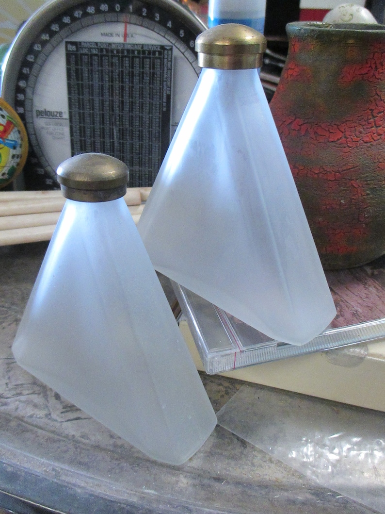 Vintage Frosted Glass Pyramid Perfume Bottles - POM CANNELLE Paris - Collectible Vanity Decor afbeelding 1