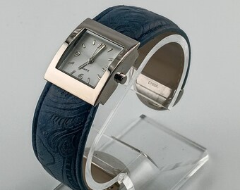 Damen-Armbanduhr im neuen Zustand mit neuer Ersatzbatterie