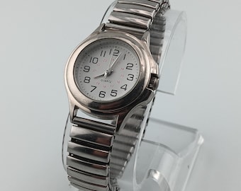 Klassische silberfarbene Krankenschwestern-Armbanduhr mit Stretch-Band und neuer Batterie
