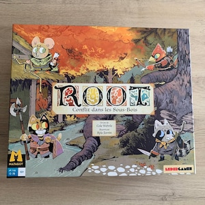 Peut inclure: Boîte de jeu de société "ROOT: Conflit dans les Sous-Bois" avec des personnages animaux illustrés dans un cadre forestier. La boîte présente un design coloré avec le titre du jeu. Le jeu est pour 1 à 6 joueurs, à partir de 10 ans.