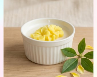 TITOLO Candela floreale gialla – Candela artigianale in cera di soia e cocco / Decorazione floreale primaverile / Regalo botanico minimalista