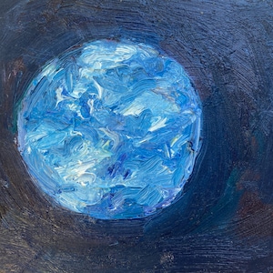 Op de afbeelding: Een abstract schilderij van een planeet of maan in tinten blauw en wit, tegen een donkerblauwe achtergrond.