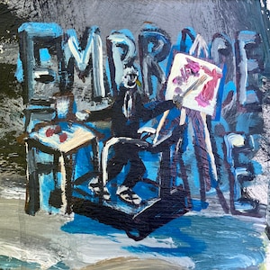 以下が含まれることがあります： 「EMBRACE」の文字が大きく描かれた抽象画。スーツ姿の人物がテーブルに座り、イーゼルに小さな絵が飾られています。主な色使いは青、黒、白です。