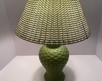 Vintage groene plastic mandgeweven tafellamp uit de jaren 70 met lampenkap 20 inch