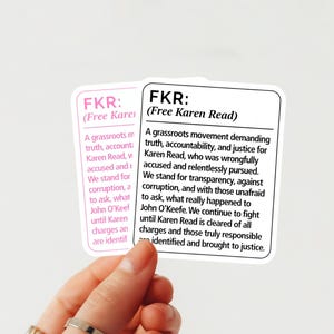 Puede incluir: Dos pegatinas se sostienen en una mano. Las pegatinas tienen el texto "FKR: (Free Karen Read)" y una descripción de un movimiento de base que exige verdad, responsabilidad y justicia para Karen Read.