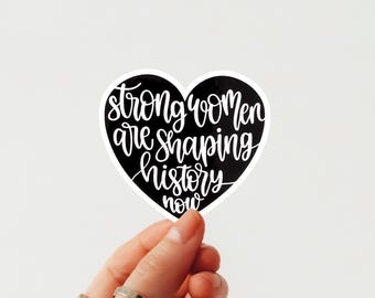 Adesivo a forma di cuore "Donne forti che plasmano la storia" - Adesivo in vinile femminista per borraccia, laptop, armadietto, adesivo fustellato facile da staccare