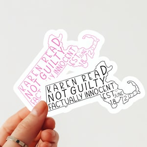 Puede incluir: Dos pegatinas con la forma de Massachusetts. Una es rosa y la otra en blanco y negro. Ambas pegatinas tienen el texto "KAREN READ NOT GUILTY FACTUALLY INNOCENT EST. JUNE 18, 2023".