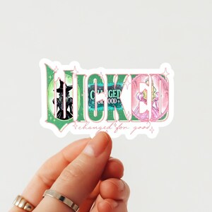 Könnte beinhalten: Rustikales Holzschild mit dem Text "Welcome to our home" in weißen Buchstaben. Das Schild hat eine Used-Optik und ein schlichtes, einladendes Design, ideal für die Dekoration der Haustür.