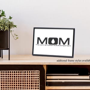 Mom Severance fandom-kunstprint – "The Work Is Mysterious and Important" Mom ingelijste kunstprint, op Severance geïnspireerde print, Lumon Industries