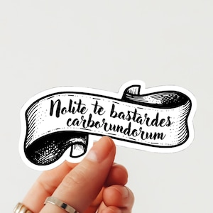 Pegatina «Nolite Te Bastardes Carborundorum», El cuento de la criada, cita feminista, pegatina de vinilo troquelada, pegatina para portátil, pegatina para botella de agua